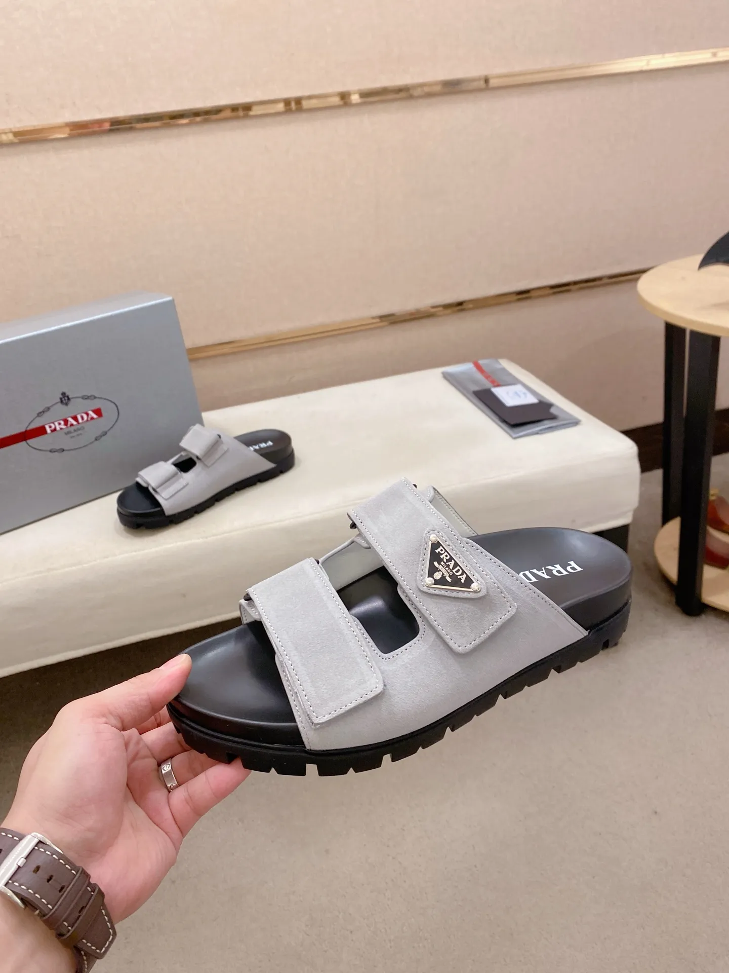 Men's shoes 💰: 440💰 [PRADA Slippers] High-end men's shoes brand official website 1:1 latest masterpiece: original mold opening and customization, the fabric is made of imported suede cowhide original material, upgraded outsole, lighter and non-slip. The market's top quality, simple yet tasteful, a must-have for fashionistas, fashionable at your feet, full of confidence, the same style at the counter 👍The season of summer slippers is here. Code: 38-45
